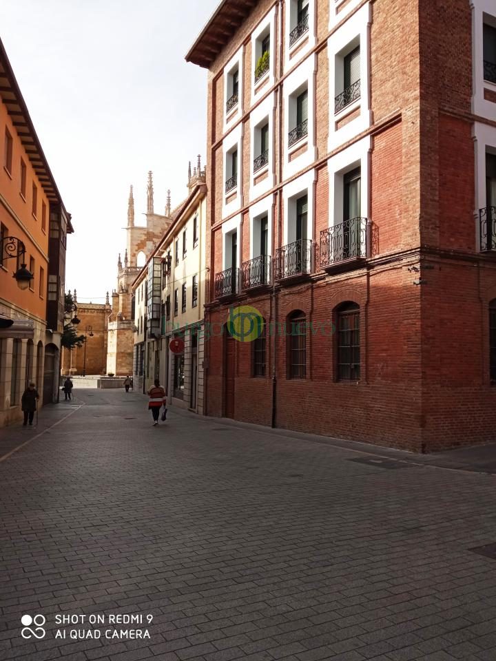 LOCAL CON GRAN FACHADA EN ESQUINA JUNTO CATEDRAL